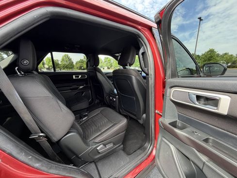 Used 2020 Ford Explorer XLT w/ Comfort Package AWD/4WD image 16