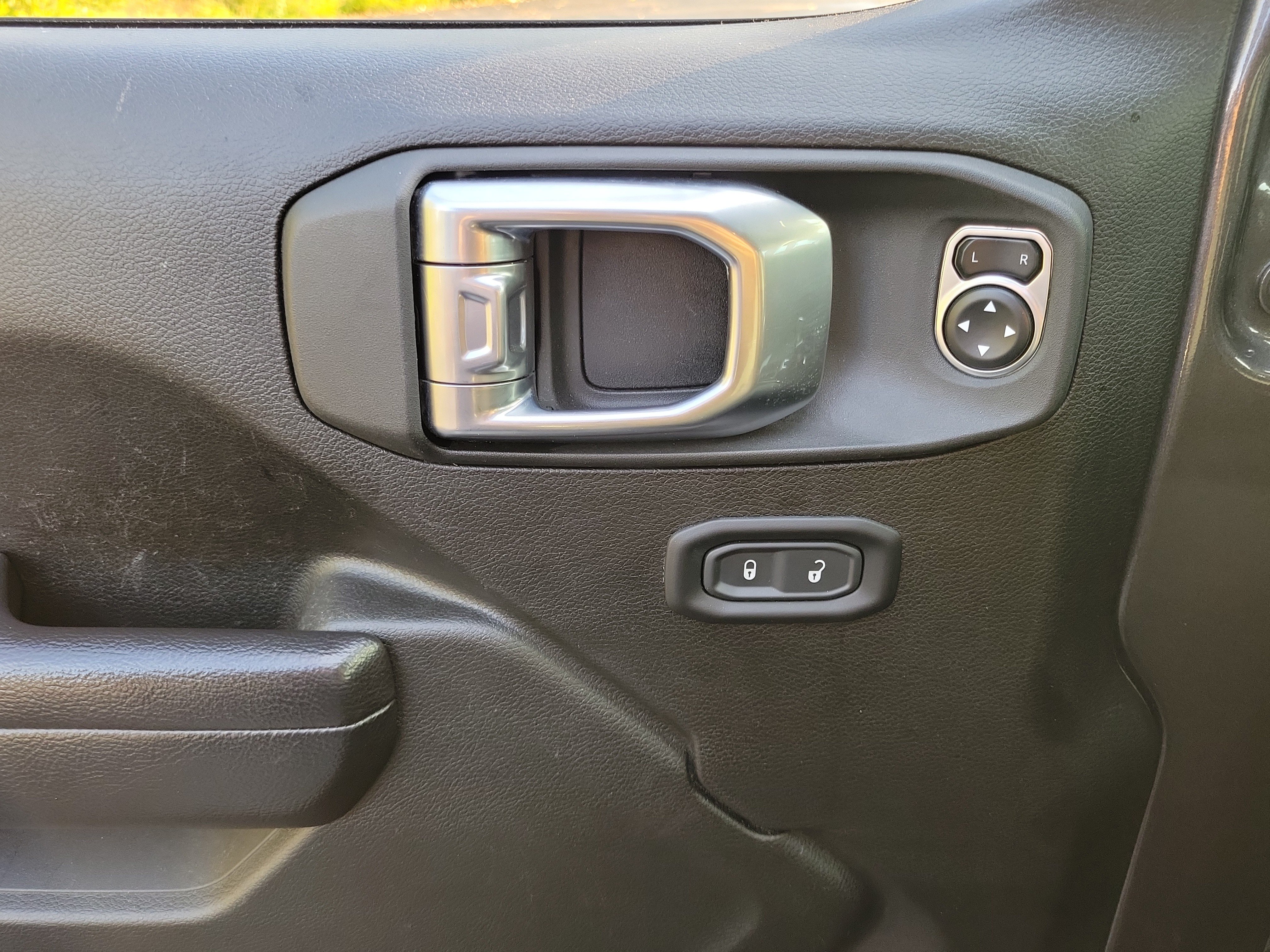 Used 2024 Jeep Wrangler Unlimited Rubicon AWD/4WD image 17