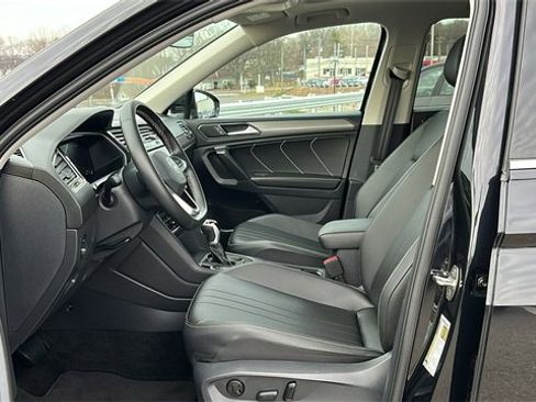 Used 2024 Volkswagen Tiguan SE image 9
