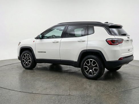 Used 2025 Jeep Compass Trailhawk AWD/4WD image 6