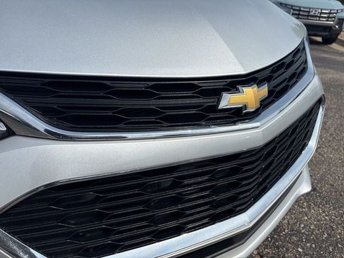 Used 2017 Chevrolet Cruze LT w/ Convenience Package FWD image 9
