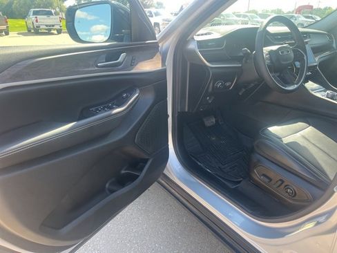 Used 2024 Jeep Grand Cherokee Limited w/ Black Appearance Package image 11