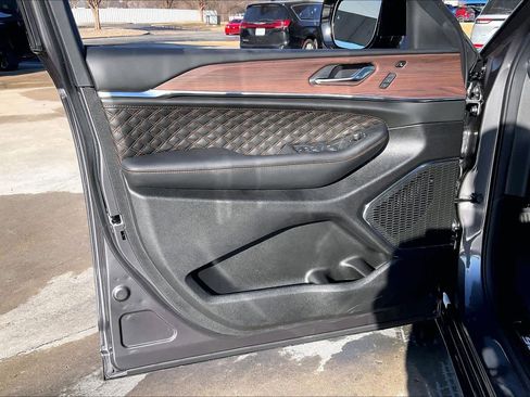 New 2025 Jeep Grand Cherokee Summit image 10