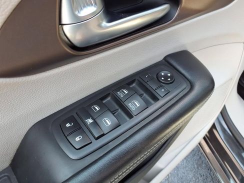 Used 2020 Chrysler Voyager LX image 12