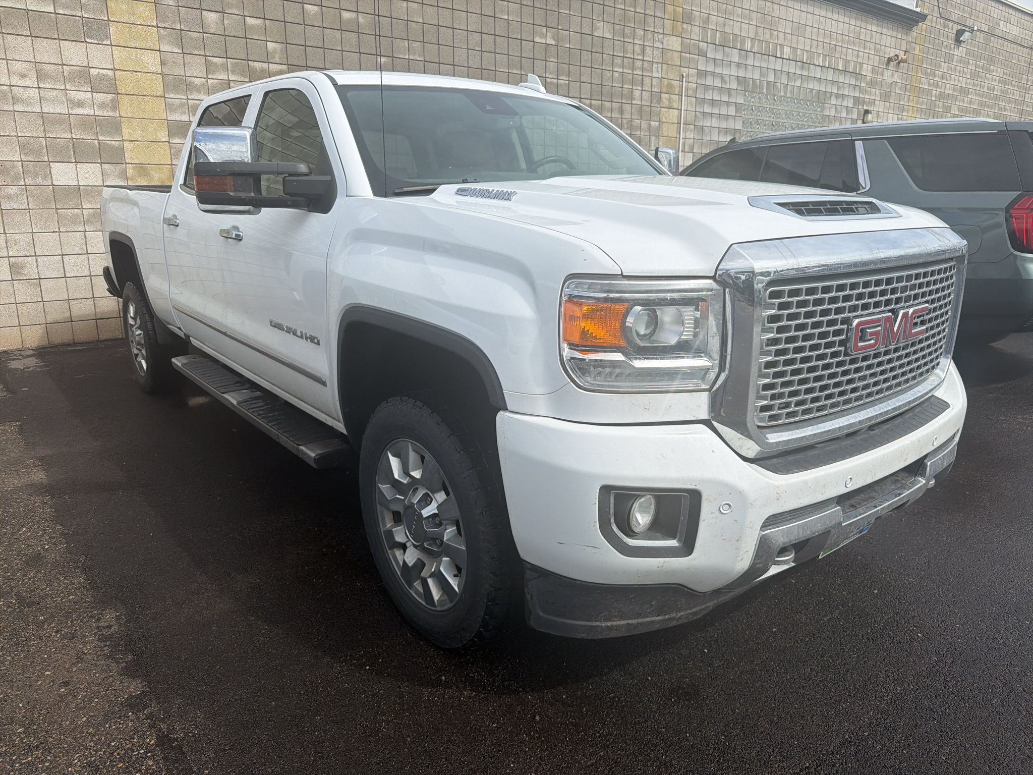 Used 2017 GMC Sierra 2500 Denali w/ Duramax Plus Package AWD/4WD image 4