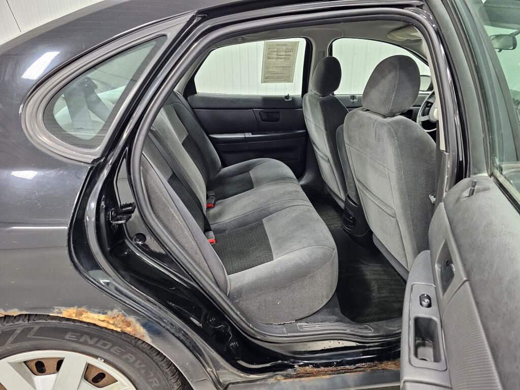 Used 2007 Ford Taurus SE FWD image 16