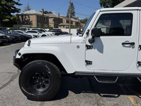 Used 2012 Jeep Wrangler Unlimited Sahara w/ Dual Top Group AWD/4WD image 4