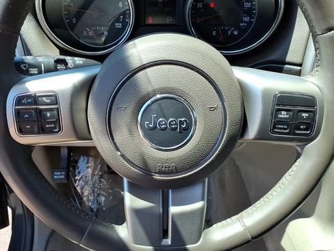 Used 2013 Jeep Grand Cherokee Laredo AWD/4WD image 27