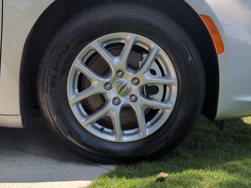 Used 2023 Chrysler Pacifica Touring-L FWD image 13