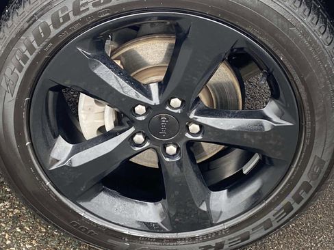 Used 2023 Jeep Grand Cherokee Altitude image 28