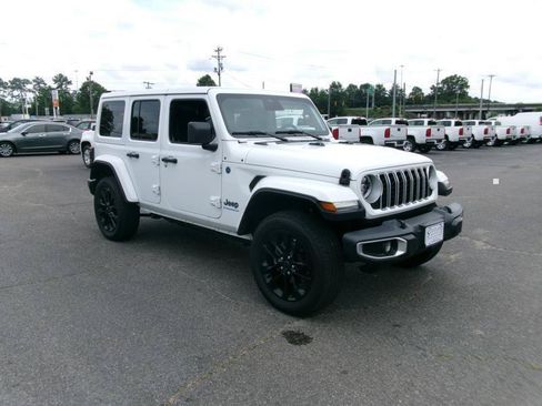 Used 2025 Jeep Wrangler Unlimited Sahara w/ Safety Group AWD/4WD image 4