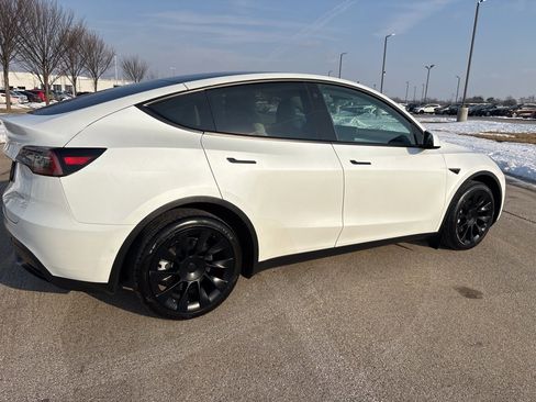 Used 2022 Tesla Model Y Long Range image 16