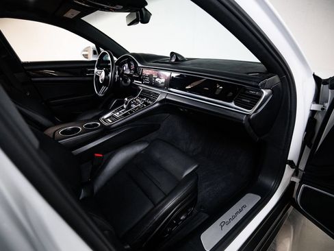 Certified 2023 Porsche Panamera image 28