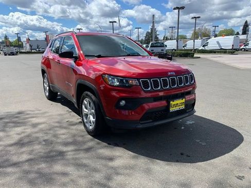 Used 2024 Jeep Compass Latitude AWD/4WD image 8