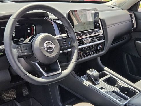 Used 2024 Nissan Pathfinder Platinum FWD image 9