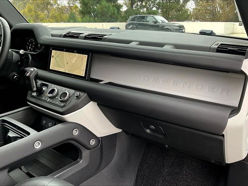 Used 2024 Land Rover Defender 110 SE image 17