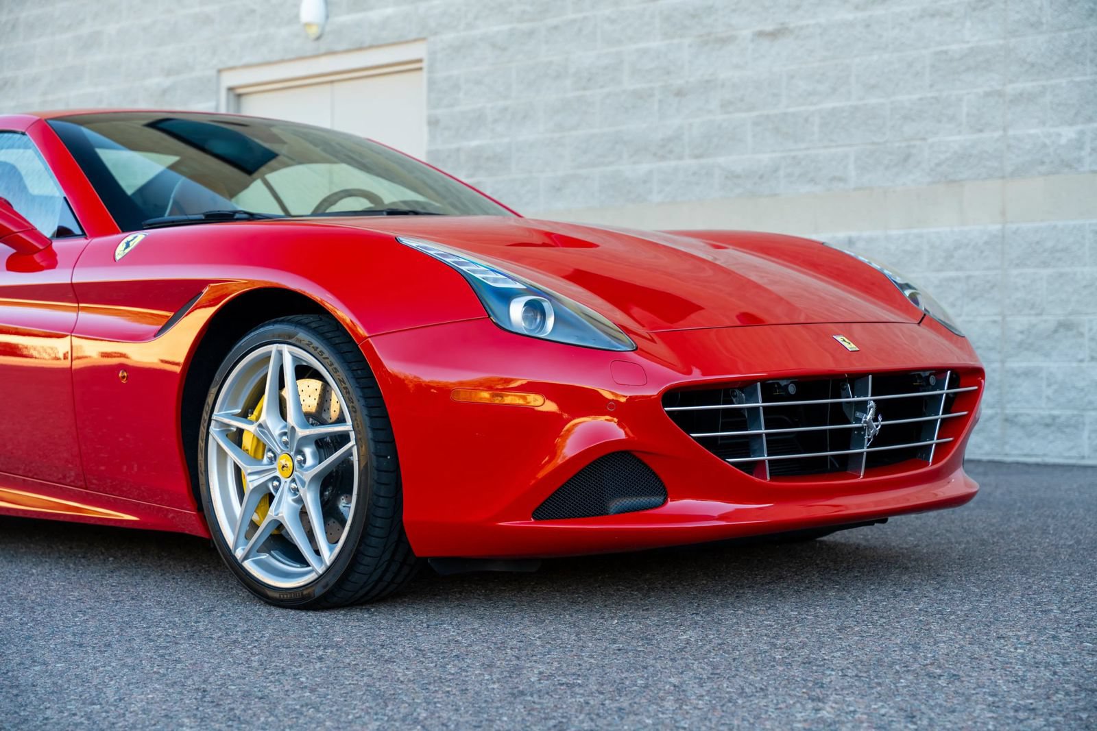 Used 2015 Ferrari California T RWD image 45