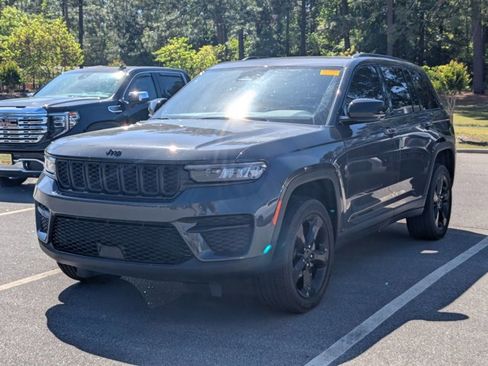 Used 2024 Jeep Grand Cherokee Altitude AWD/4WD image 3