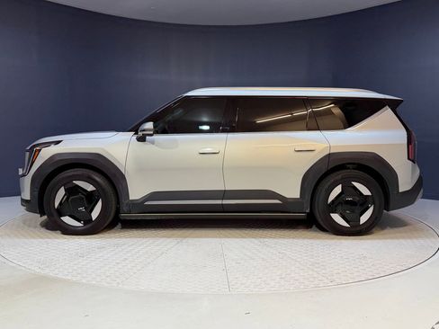 Used 2026 Kia EV9 Wind AWD/4WD image 2
