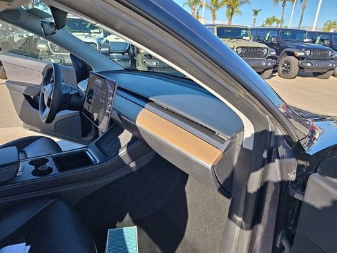 Used 2021 Tesla Model Y Long Range image 19