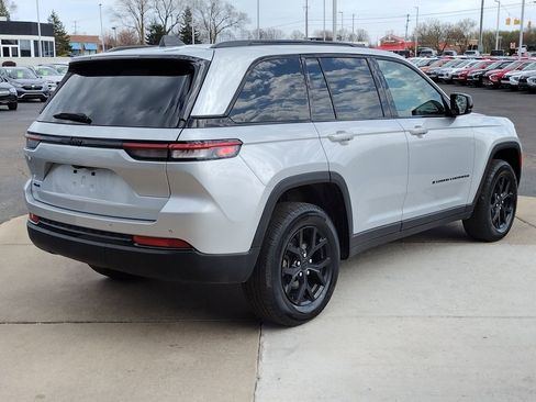 Used 2025 Jeep Grand Cherokee Altitude image 5