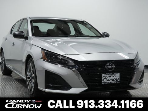 Used 2024 Nissan Altima 2.5 SV image 1