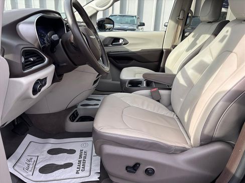 Used 2017 Chrysler Pacifica Touring-L image 9