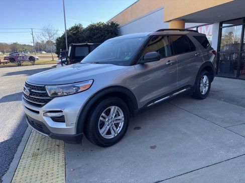 Used 2023 Ford Explorer XLT w/ Equipment Group 202A image 9