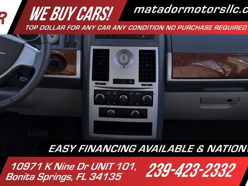Used 2009 Chrysler Town & Country Touring FWD image 17