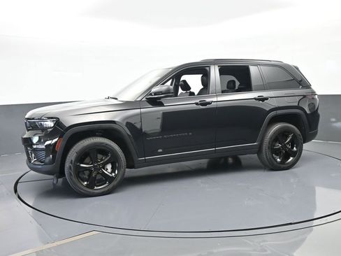 Used 2023 Jeep Grand Cherokee Limited w/ Black Appearance Package image 2