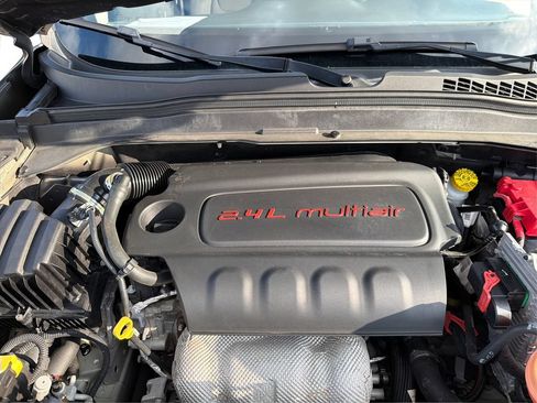 Used 2018 Jeep Renegade Latitude FWD image 12