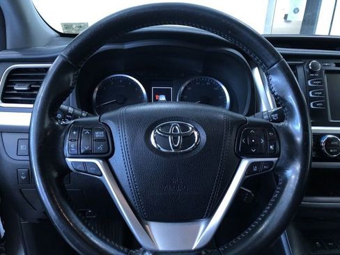 Used 2017 Toyota Highlander Plus AWD/4WD image 25