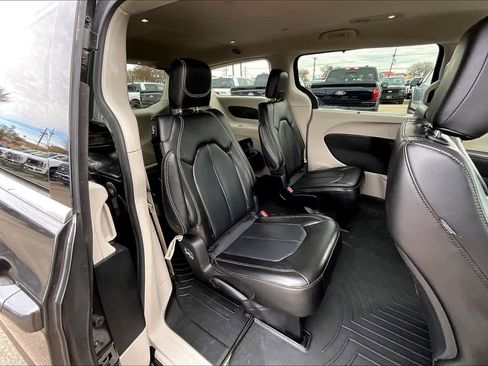 Used 2023 Chrysler Pacifica Touring-L image 19
