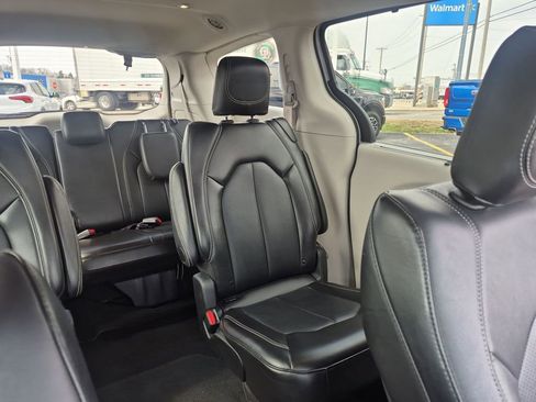 Used 2024 Chrysler Pacifica Touring-L image 12