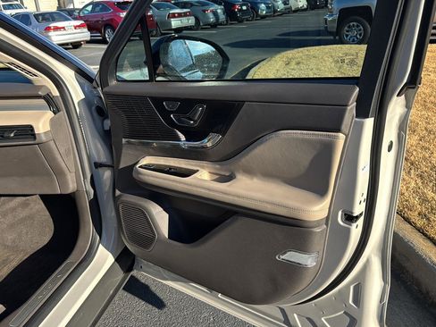 Used 2022 Lincoln Corsair FWD image 12