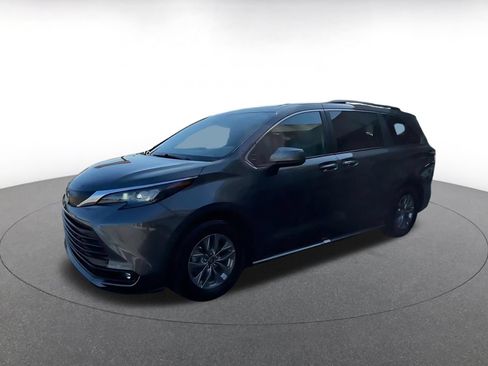 Used 2025 Toyota Sienna XLE FWD image 8