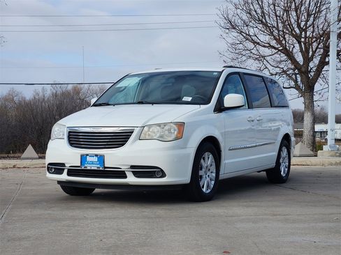 Used 2011 Chrysler Town & Country Touring-L image 3