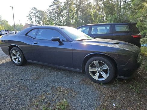 Used 2019 Dodge Challenger SXT RWD image 4