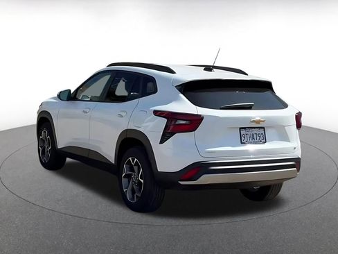 Used 2025 Chevrolet Trax LT w/ LT Convenience Package image 11