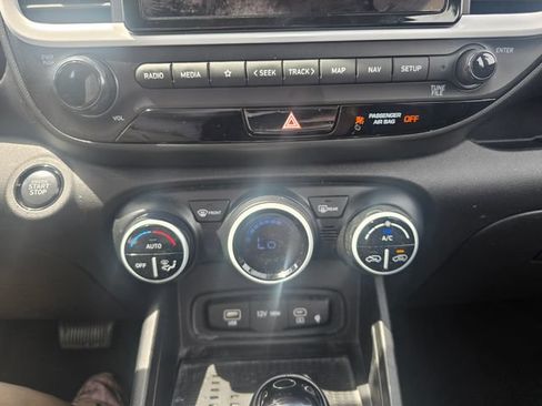 Used 2025 Hyundai Venue Limited FWD image 21
