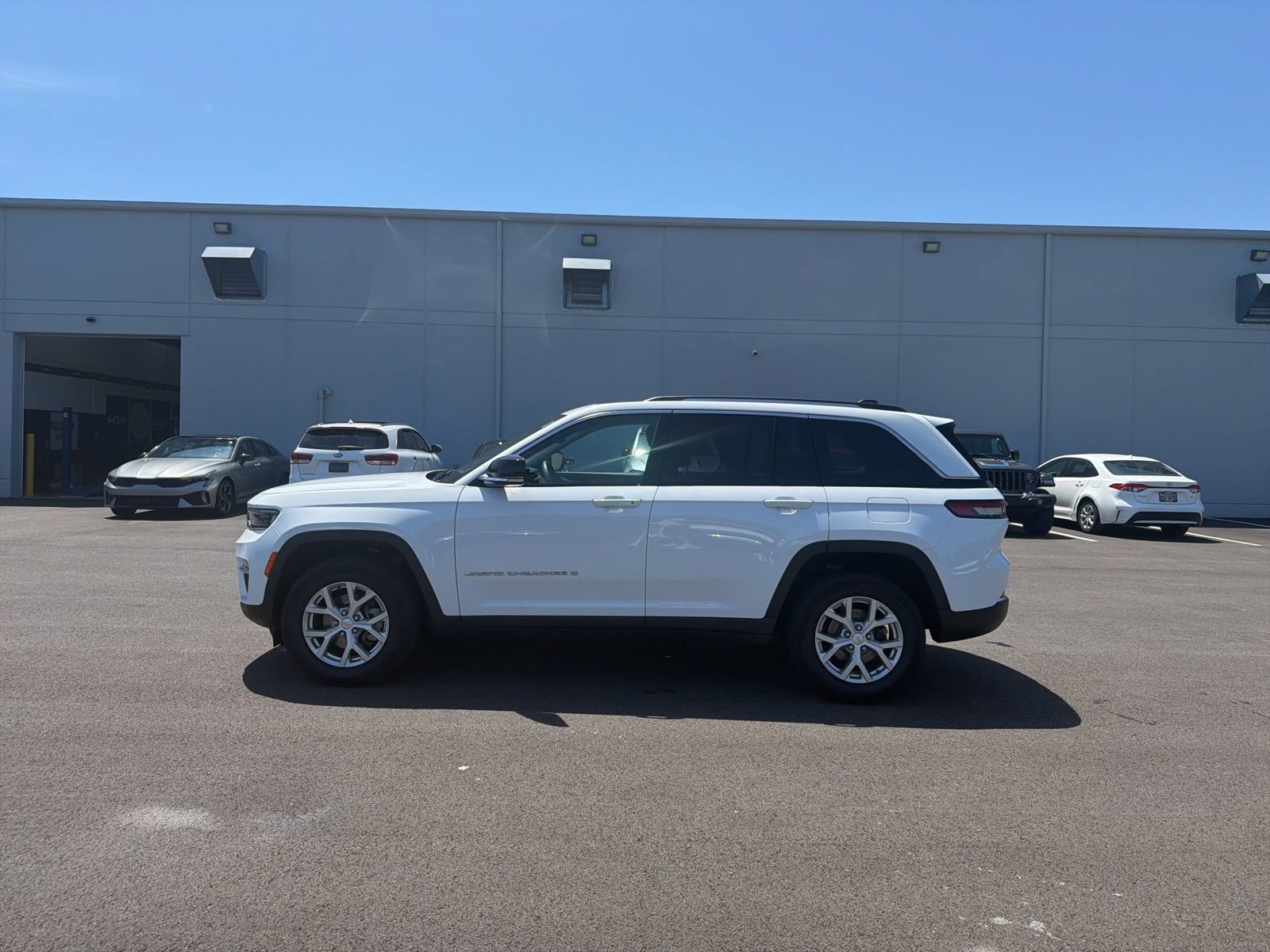 Used 2023 Jeep Grand Cherokee Limited AWD/4WD image 8