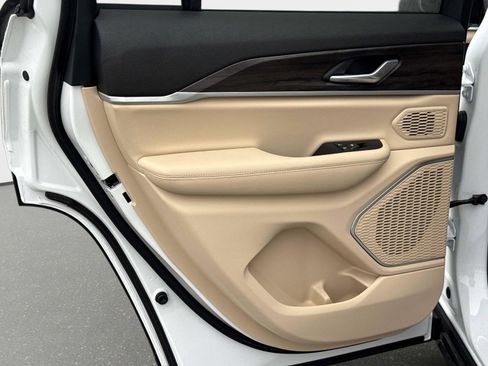 New 2026 Jeep Grand Cherokee Limited image 14