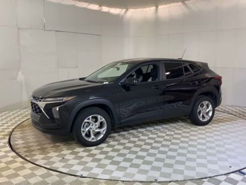 Used 2024 Chevrolet Trax LS w/ LS Convenience Package image 4