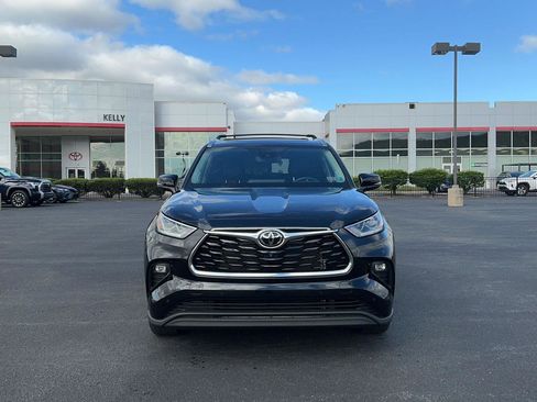 Used 2022 Toyota Highlander Limited AWD/4WD image 2