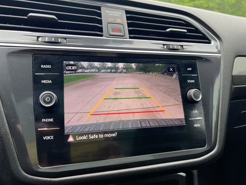 Certified 2023 Volkswagen Tiguan SE R-Line FWD image 22