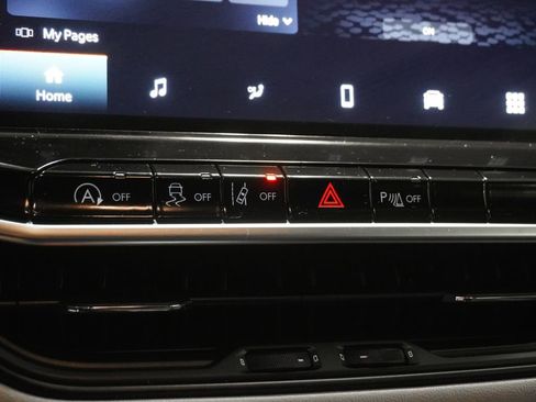 Certified 2025 Jeep Compass Limited w/ Sun & Sound Group image 19