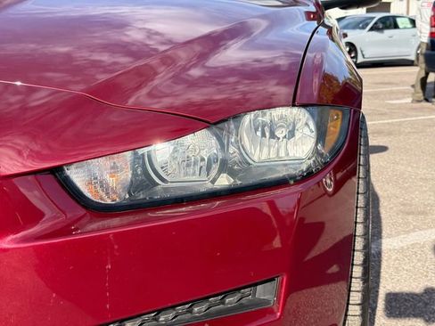 Used 2017 Jaguar XE image 9