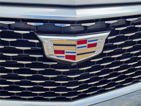 Used 2022 Cadillac XT6 Premium Luxury w/ Technology Package FWD image 3