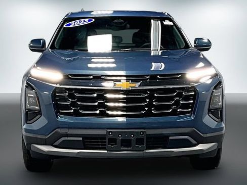 Used 2025 Chevrolet Equinox LT FWD image 2