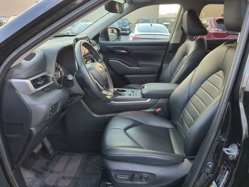 Used 2024 Toyota Highlander XLE image 27